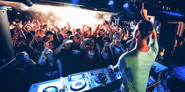 How To Get DJ Gigs: 8 Tips for Beginners