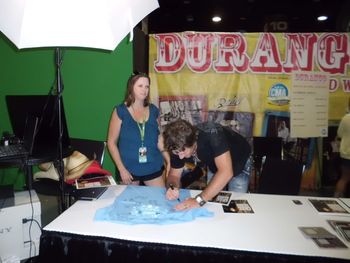 Greg signs and greets fans at CMA MUSIC FEST in the FAN FAIR HALL!
