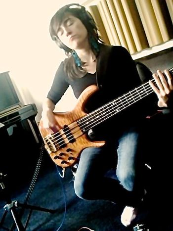 Amanda Ruzza
Bass guitars
