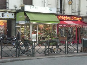 A flower shop in dowtown Paris.
