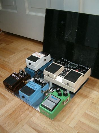 new 3/09 WASP carry-on pedal board with all bolted to aluminum base, old plywood base in background
