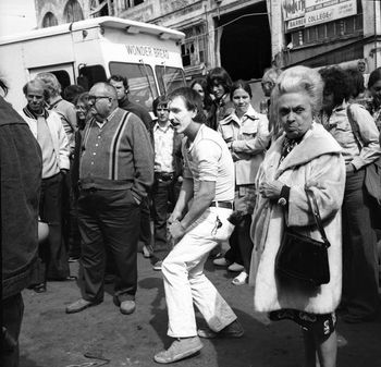 Artis the Spoonman, 1975. Note the music critic with the big hair. Photo Frank Shaw.
