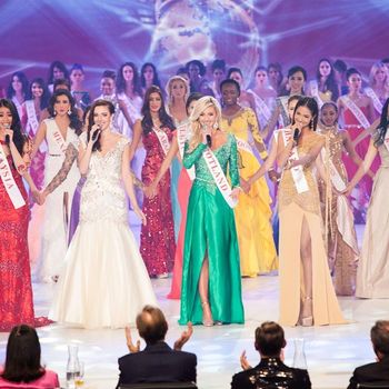 Miss World Performance with Miss Malaysia, Scotland, and Thailand
