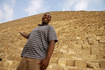 De pie frente a la Pirámide de Keops en Giza, El Cairo, Egipto
