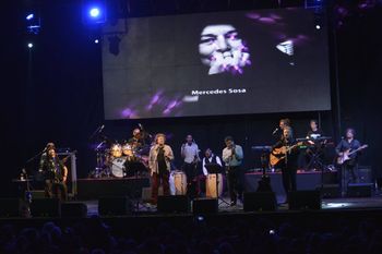 Gira Homenaje a Mercedes sosa  junto a Gieco, Heredia y Piero (Teatro Caupolicán, Santiago de Chile - 2015)

