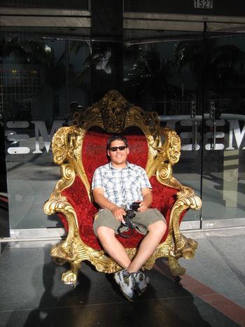 Apañandome la silla del Jefe Rex - Miami 2007
