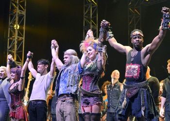 Sean Kingsley, Lauren Samuels, MiG, Rob Castell, Lucie Jones, Rolan Bell, WWRY ARENA TOUR Musical Director Pablo Navarro, Band, & Bohemians in WE WILL ROCK YOU 10th Anniversary World Arena Tour
(Photo: CTK)
