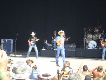 Neal McCoy wound it all up on Sunday evening.
