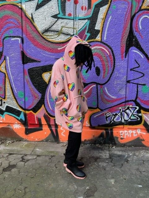 Jhybo is back on your airwaves with a funky up tempo Afro pop song + visuals to compliment the dope track. The video was shot in a trendy Skate Park in London, with fabulous colorful graffiti visuals to give the video a hip hop retro vibe.
Tun Tun Pa was written & produced by Jhybo, ( Jibola Jasper ) & mixed/mastered by Kobatunm.
Visuals directed by TunnelVision TVE.
