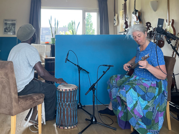 Moussa Mbaye plays drums & Angela Feuerlein plays the sehtar
