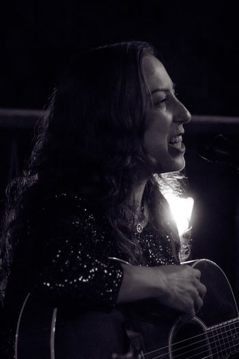 Fernanda Froes-Pruett Live at Odara Cervejaria, in Gonçalves, MG, Brazil. Photo by Marcus Raio.
