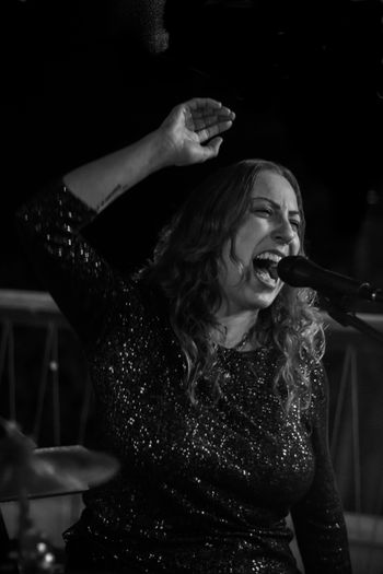 Fernanda Froes-Pruett Live at Odara Cervejaria, in Gonçalves, MG, Brazil. Photo by Marcus Raio.
