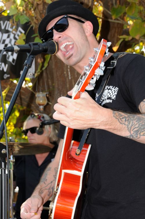 Bonneville 7 band