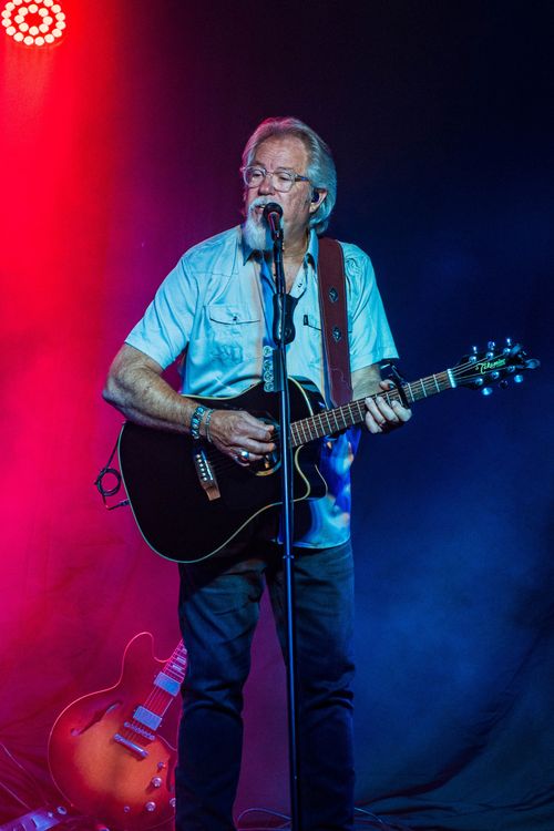 ALLEN O'NEAL | VOCALS & ACOUSTIC GUITAR
