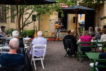 "Live at Thunströms Köpmanscafé, Falun 2019," Photo by Georgios Grigoriadis
