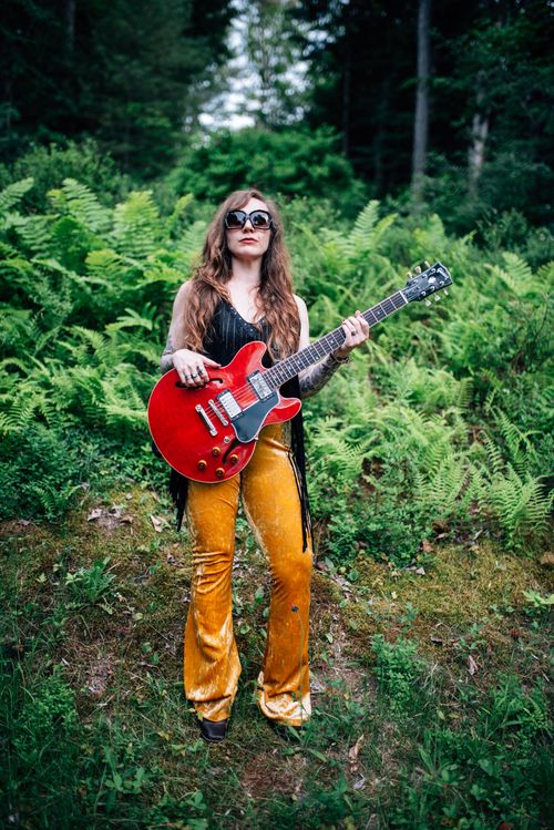 Americana musician Sarah King with red Gibson guitar