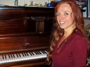 Singing Teacher & Singer Marianne Lihannah offers Singing Lessons, in Stroud, Gloucestershire