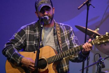 Scotty Lauro singing an old time melody..
