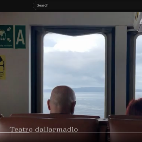 Coppia a bordo di un traghetto. Immagine di copertina del video dell'intervista a Giacomo Deiana con il Teatro dallarmadio