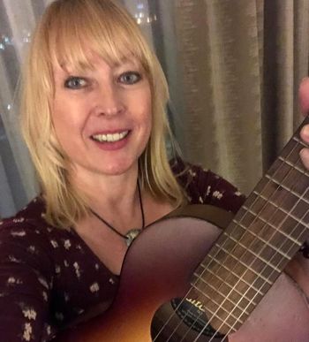 Taxi Music Conference 2018 Trying out a guitar/ukelele!
