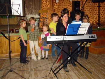 Michele and kids singing_resized
