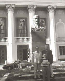 The Trio in Obninsk, Russia '07 Victor Dvoskin (front) SR & Bill Goodwin (2nd row) Lenin (in back)
