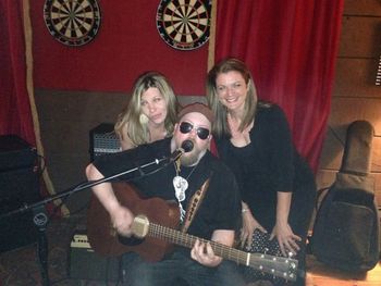 RR_with_Ladies_at_Ugly_Dob_Pub_Highlands_NC_05_17_14
