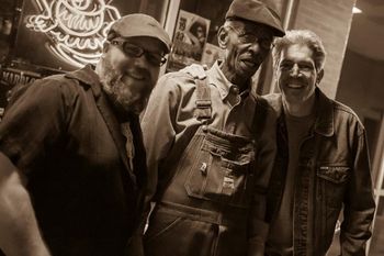 Roots_and_Dore_with_John_Dee_Holman_at_Papa_Mojos_Roadhouse_Durham_NC_2015
