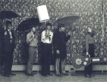 The Wooley Thumpers (1968) (l to r) Pete Schwimmer, Frank Siegel, David Fox, Jerry Zolten and friend
