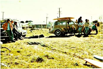 Ellyott allan.....Simon wyatt ,....ray,...... tommy.....Tony waterhouse......grey-seal-surfboards.....tony-died-by-accident-in-1994 (RIP)....Steven wills...wayne brown.....Stuart-erickson is leaning on the car ........and friends.....1968..The Mount NZ
