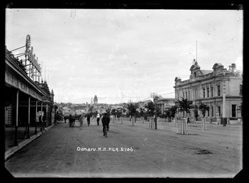 1918 Looking along Thames Street towards Itchen Street, Oamaru. Showing (on right), the Town Hall and Council
