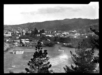Town Basin 1935....one day Hatea Drive is going to be there..Ha!!... about 30 years away!!.....you can see all small boats parked at the ship building yards, where eventually the Winter show building will be....
