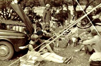 one of those days when everyone ends up hangin' out together at dinner time...Ha! Julie Bryan, Huck (looking at camera) and friends Camping at Pataua....couldn't think of a better place to spend Xmas....
