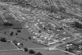The road to Sandies...summer of '66 ...the old petrol station at bottom...still there today!!!!
