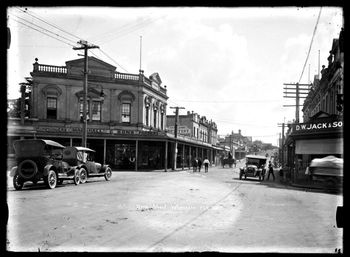 Looking up Bank Street 1918... well...you didn't bother about the footpath then...just walk up the road...Ha!!..
