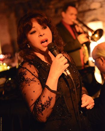 Leslie sings on New Years Eve at Chez Papa Jazz Club, Paris.
