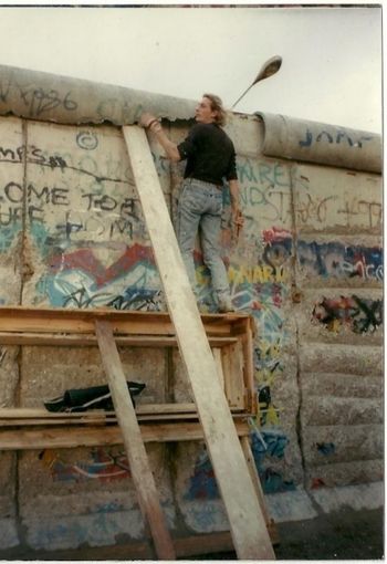 berli_wall Frank On the Berlin Wall 1989
