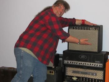 Duane_Carleton_showing_off_his_amp_after_his_solo_for_Going_Down
