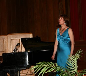 Linda sings at farewell for Norwegian Ambassador Vollebaek
