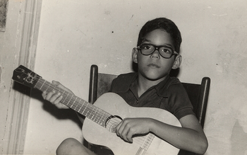 Saul Lopez Music imagesMi primera guitarra, La Habana 1980
