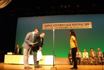 2009_kobe_koyo_3 2009 Japan Student Jazz Festival with Michael Shaver awarding a talented, young musician.
