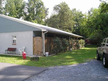Right side of the kennel.
