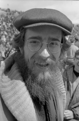 Activist folksinger and songwriter Larry Hanks at San Francisco peace rally, care of Bob Fitch
