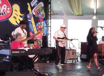 Bonni plays with Taylor fam at 2023 Chicago Blues Fest
