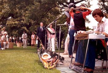 Jimmy & Rosalynn Carter at the White House in 1977...Instruments "behind the back" during Dueling Banjos'

