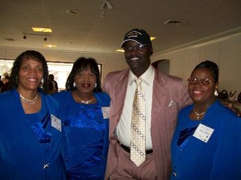 Bell Singers (Stella, Linda & Pat) with Dr. Fred Allen Jones of The Jones Family of Markham, TX at the AGQC in AL 01/08
