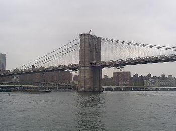 Brooklyn Bridge< New York.
