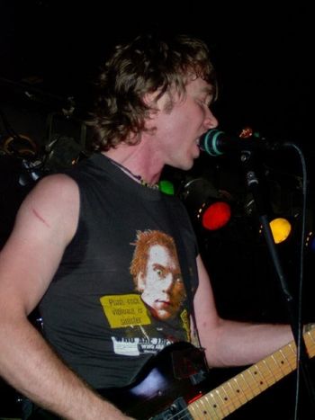 Jim - Devia live 2003.  Photo: Kathy Fleischmann
