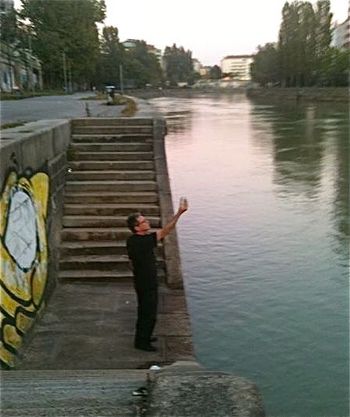 Billy X. Collects Danube Waters- Photo: Veronika Merklein

