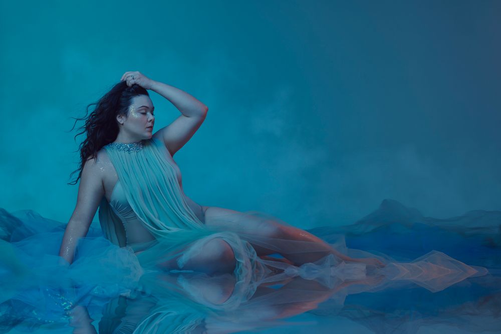 L’AUTRICE-COMPOSITRICE-INTERPRÈTE AUDÂZE LÈVE LE VOILE SUR UN PREMIER EP HOMONYME, UNE OFFRANDE SENSUELLE ET RAFFINÉE PORTÉE PAR UNE SIGNATURE VOCALE EMPREINTE DE SOUL.